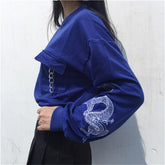 Hellblau-schwarzes Sweatshirt mit chinesischem Drachenärmel-Print und Taschenkette